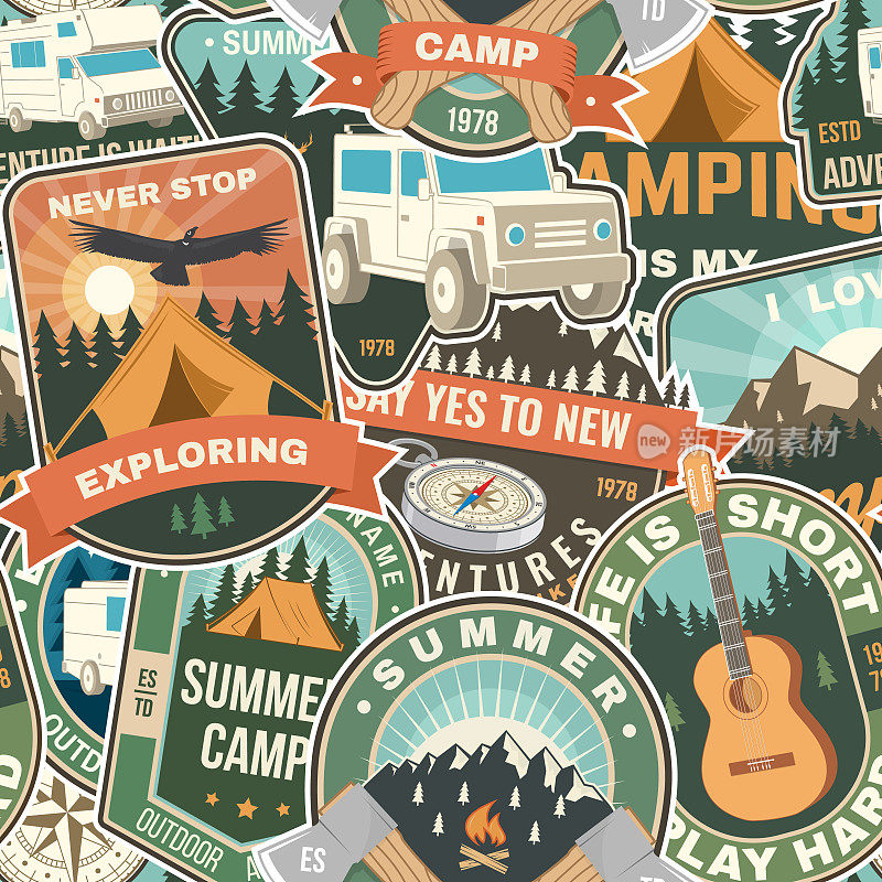 夏令营多彩的无缝图案与旅行励志名言。向量。背景，壁纸，无缝图案与吉他，露营登山者，帐篷，山和森林剪影。