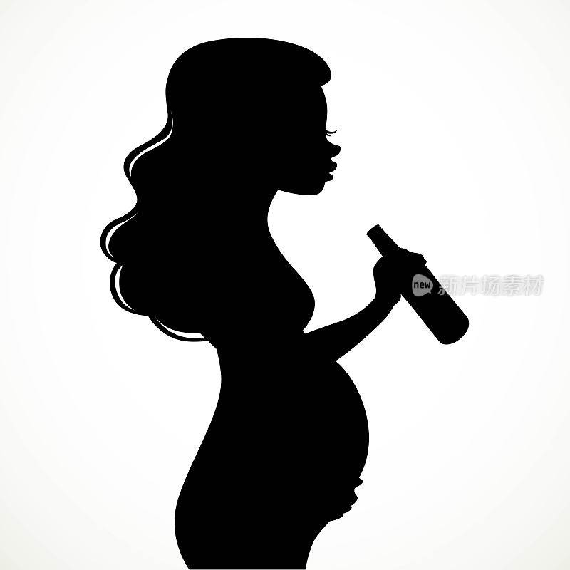 剪影的孕妇饮用啤酒从瓶子隔离