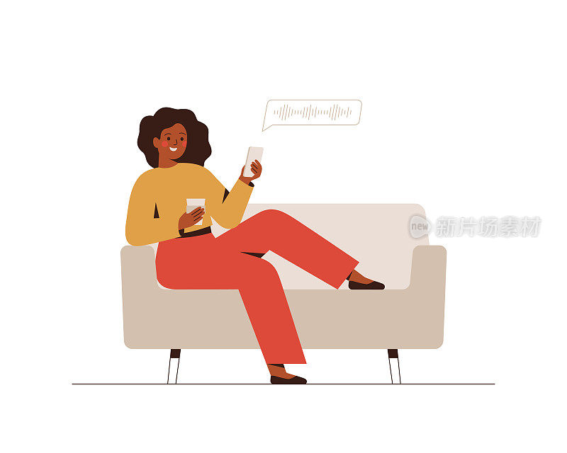 黑人妇女收听音频播客或语音信息。快乐的非洲女性坐在沙发上，喝咖啡，与朋友聊天交流。