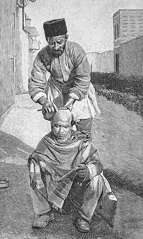 波斯，一个男人在街上给另一个男人理发