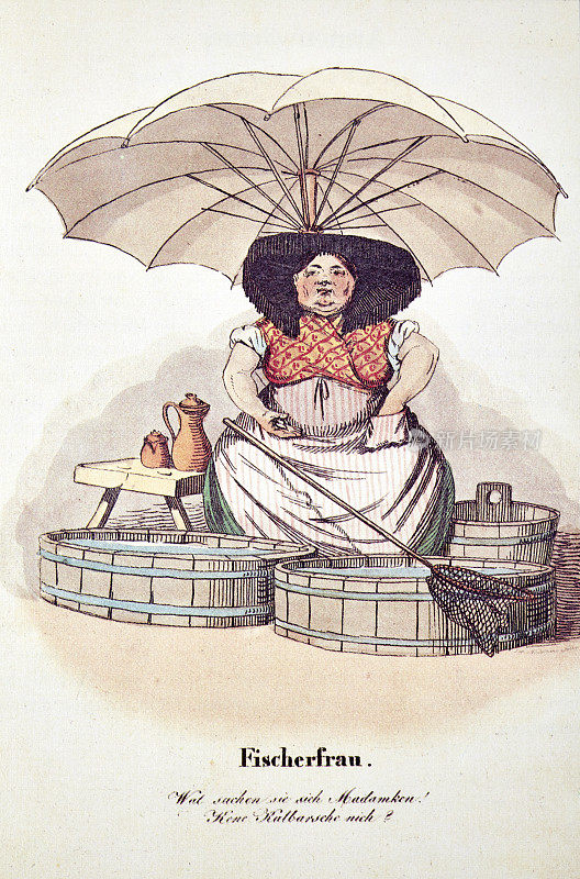 在市场上，卖鱼的女商贩拿着大桶的水坐在伞下
