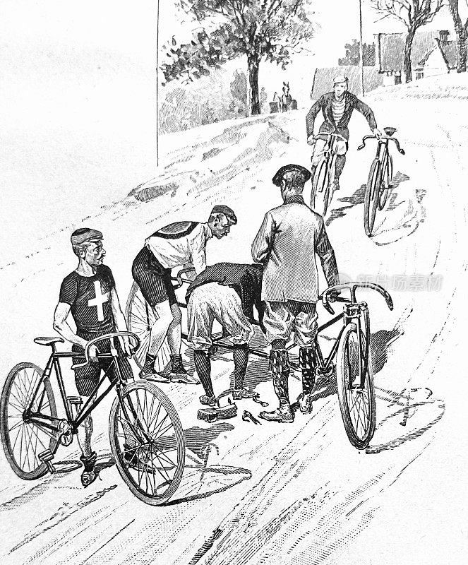 在街道上，长距离比赛的自行车手在出发前就跑了
