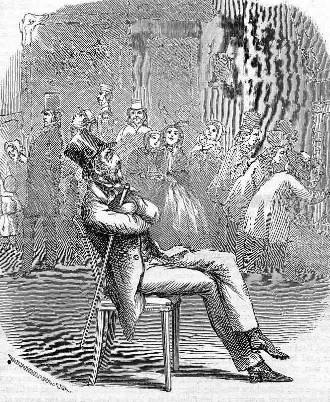 舞台上展示的是一个戴着大烟囱帽的高傲男子，他坐在椅子上，拄着一根手杖，穿着优雅的西装，向一旁望去，在背景中被仰慕者看到