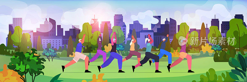 在城市公园进行体育锻炼的老年人群体，男性，女性，户外锻炼活跃的老年人