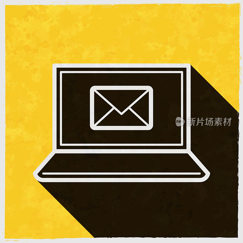 带电子邮件信息的笔记本电脑。图标与长阴影的纹理黄色背景