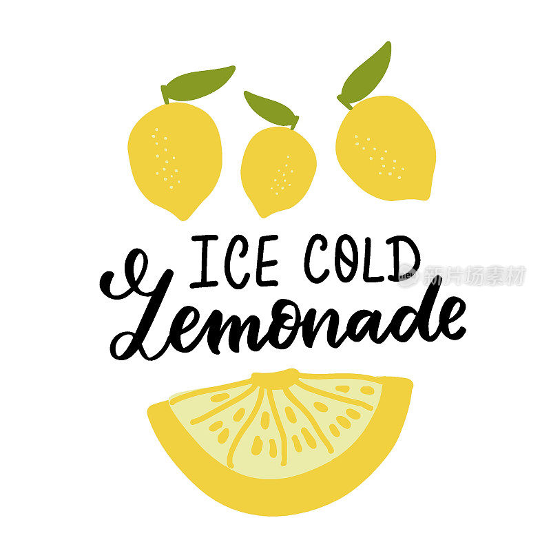 冰凉的柠檬水。新鲜柠檬汁配柠檬片。手写字母农场夏季手工制作柠檬水产品标签。