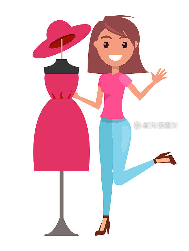 年轻快乐的女人在买衣服。微笑的女孩与粉红色优雅的衣服和帽子人体模型附近