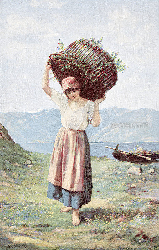 年轻的赤脚妇女，头上戴着一个篮子，从船上来