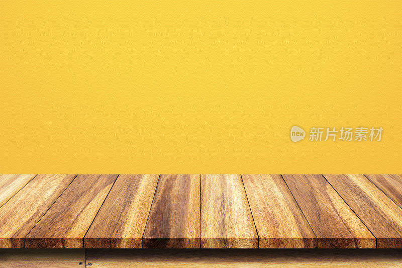 黄色背景木桌空顶。
