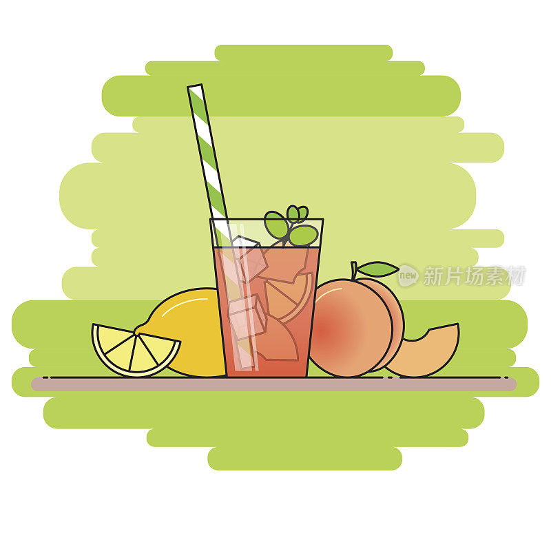水蜜桃柠檬水与水果片，冰和意味着在玻璃与吸管，切柠檬和桃子在绿色背景。