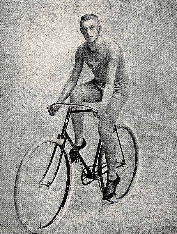 骑自行车的S.约翰逊，在他的自行车上，看着相机