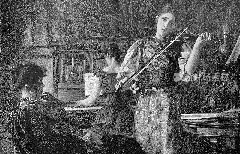 年轻女子拉着小提琴，背景是钢琴手