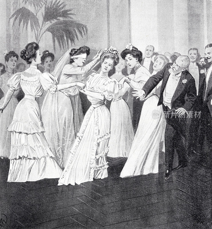 年轻女子在舞厅里跳舞，其中一人头上戴着新娘花环
