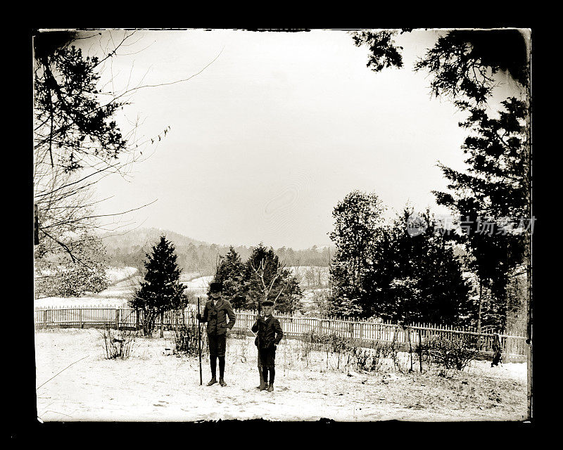 《雪中两个男孩的肖像》,大约1890年