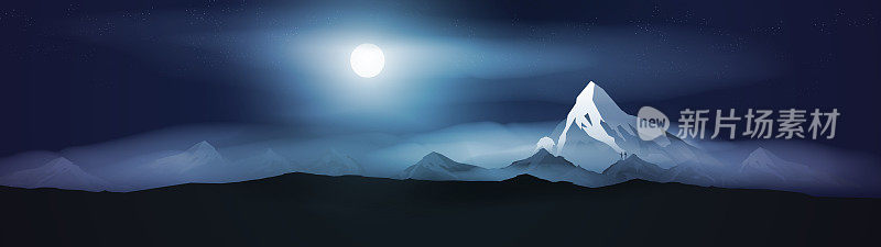 夜晚的山与满月全景与远足者，登山者