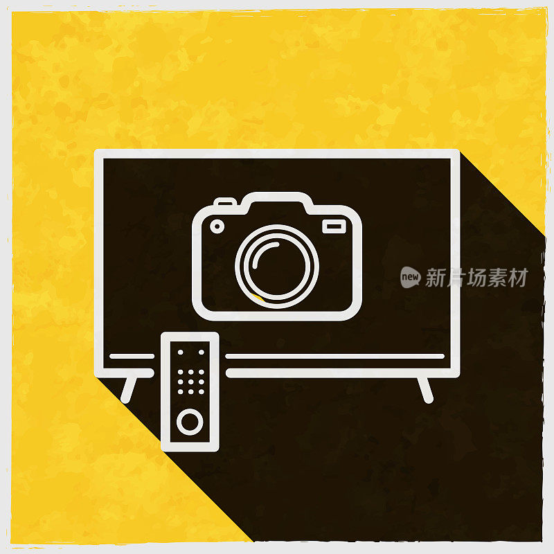 电视摄像机。图标与长阴影的纹理黄色背景