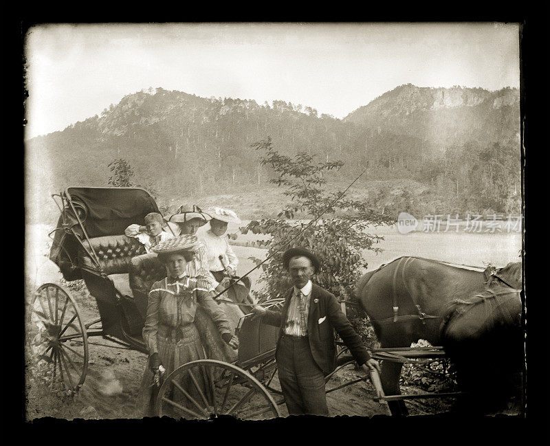 维多利亚时代度假的一家人，约1890年