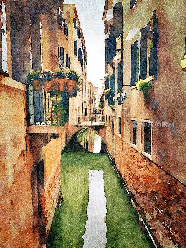威尼斯市中心历史建筑之间的小运河