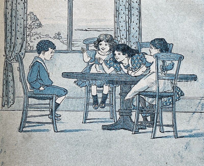 四个孩子在客厅的桌子旁玩耍、聊天
