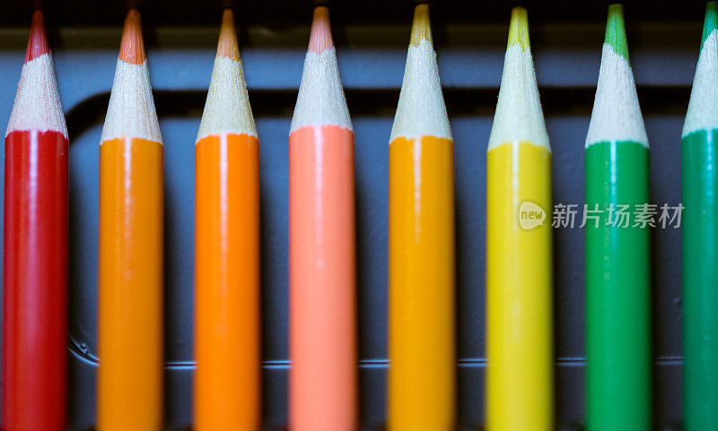 蜡笔-彩色铅笔设置松散安排-向量在白色背景。