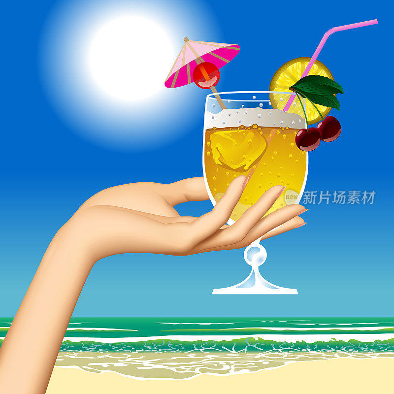 女人的手拿着水果鸡尾酒对着海滩