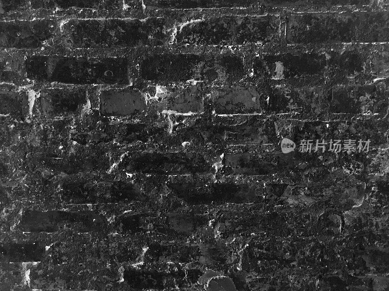 旧的破坏肮脏的黑色砖墙的现实照片-充满细节的矢量插图-粗糙的粗糙不平的结构-砖块堆放在一行可见的水泥砂浆-原始的自然纹理背景
