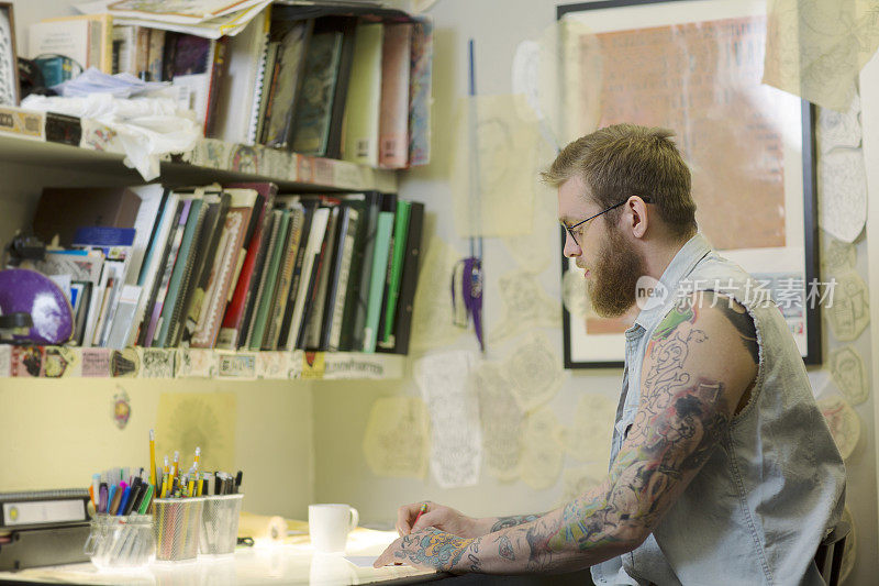 纹身艺术家在办公桌上工作