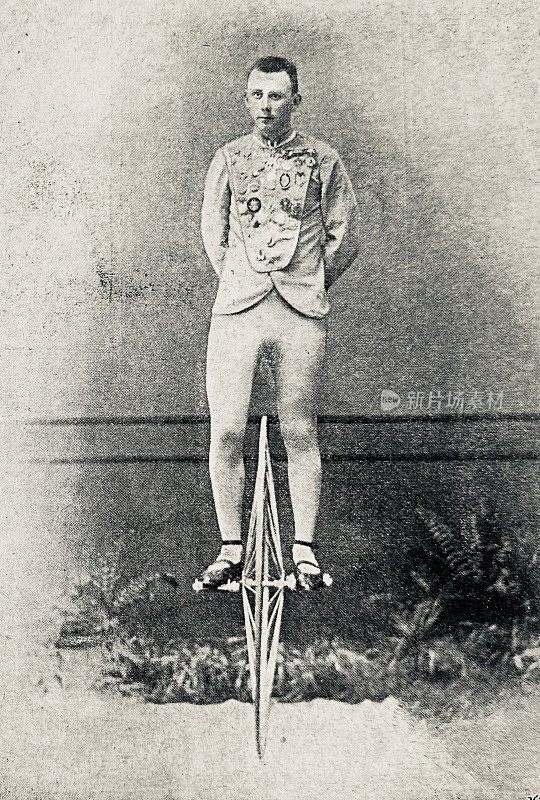 自行车艺术家汉斯・舒姆，维也纳，站在他的车轮上，正面