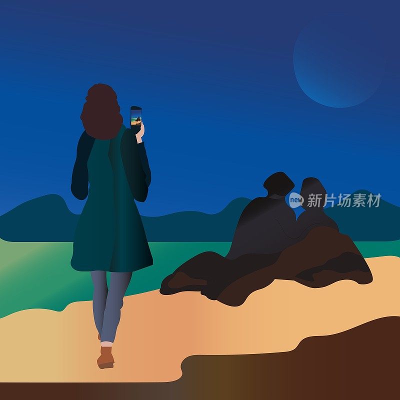 日落时分，一个女人拿着手机在海边散步。