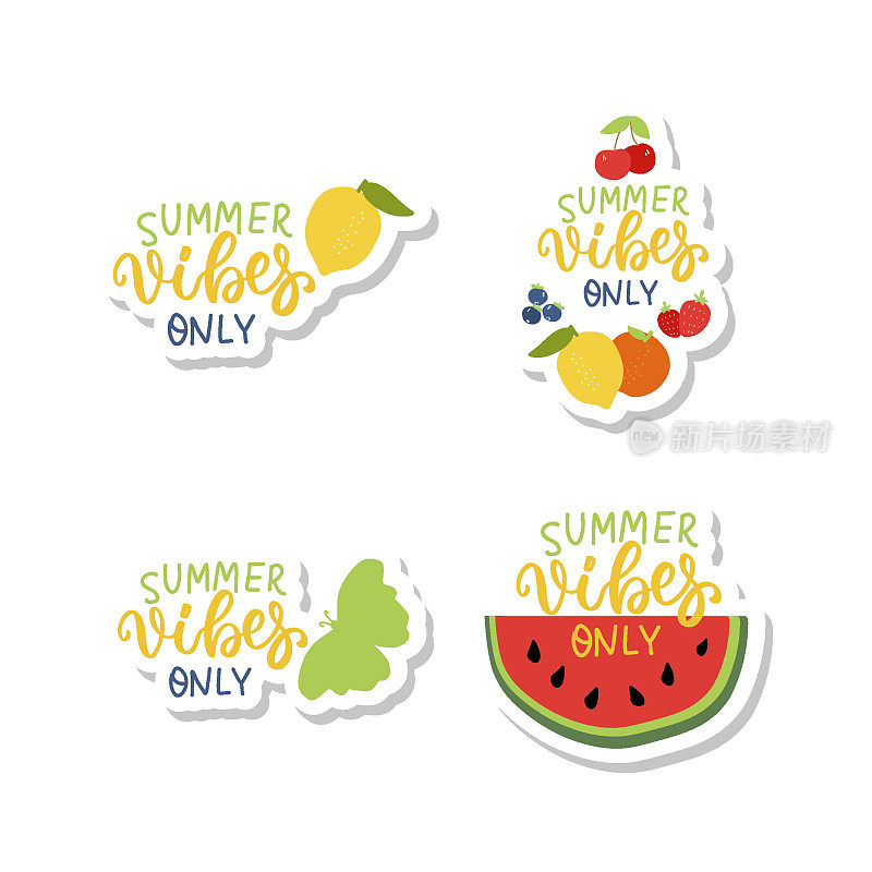 夏天的氛围矢量贴纸设置西瓜，蝴蝶，柑橘，浆果。手写字母夏季海滩度假报价集。