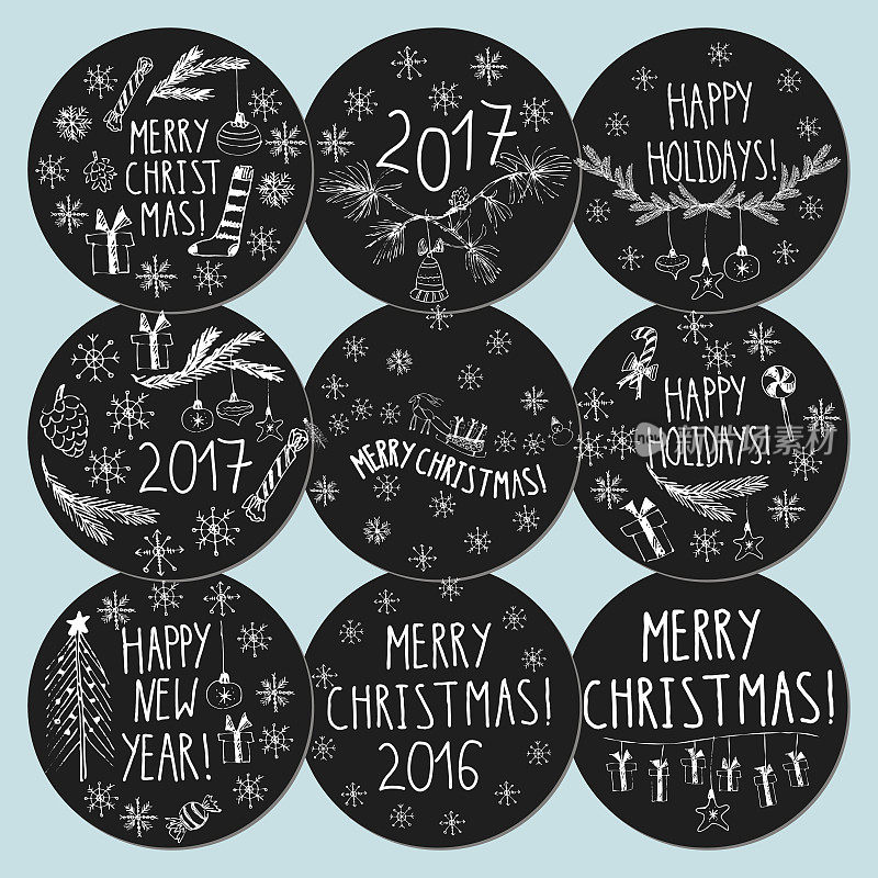 一套手绘圣诞和新年涂鸦圆形标签在黑色和白色
