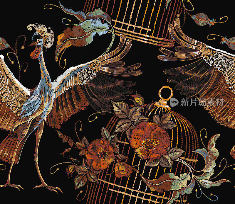 刺绣鹤鸟，金鸟笼和玫瑰无缝图案。经典的日本刺绣两只仙鹤、金笼和红花蕾的玫瑰艺术图案。服装，纺织品，t恤设计的模板