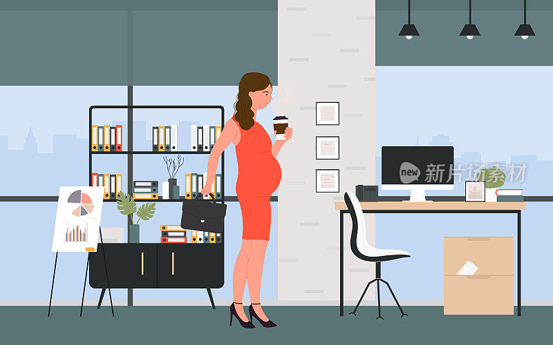 美丽微笑的怀孕女商人手里拿着咖啡，在办公室开始一天的工作