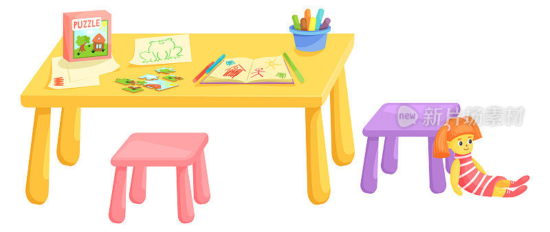 有儿童玩具的小桌子。学龄前儿童家具上隔离白色