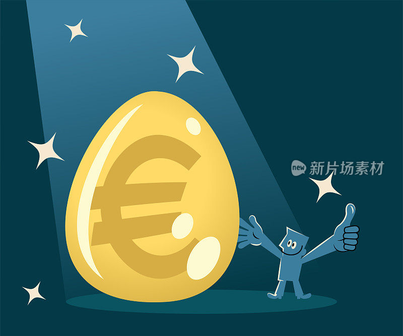 微笑的商人很高兴地发现聚光灯下的大金蛋上有欧元标志(欧盟货币)