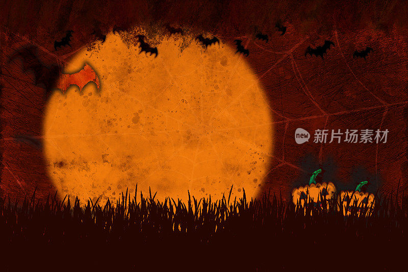 雾蒙蒙的恐怖午夜视图，空白幽灵般的暗栗色或棕色渐变颜色与蜘蛛网或蜘蛛网的背景;两个橙色的雕刻南瓜绿色的茎，杰克灯藏在地下的黑色草丛在一个月圆之夜