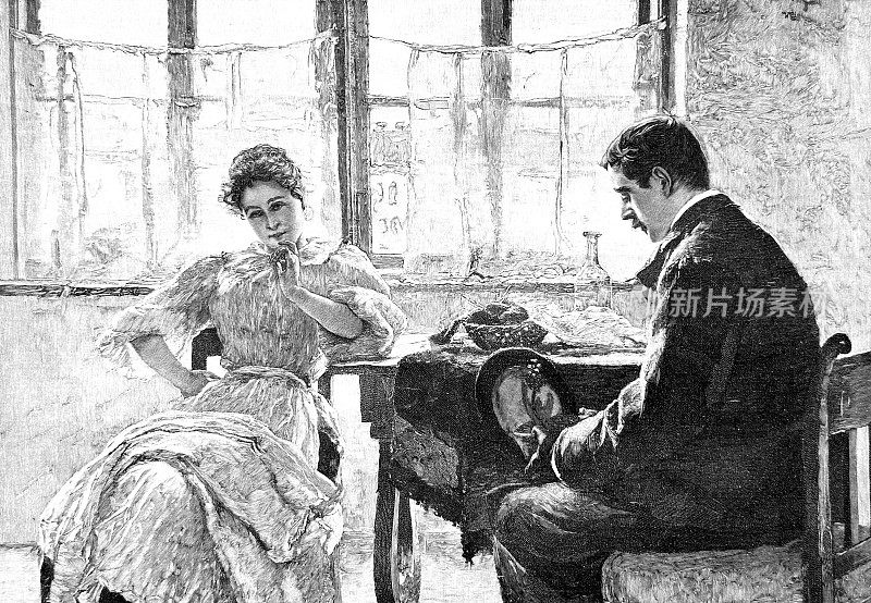一对年轻夫妇坐在客厅的窗户边讨论结婚的事