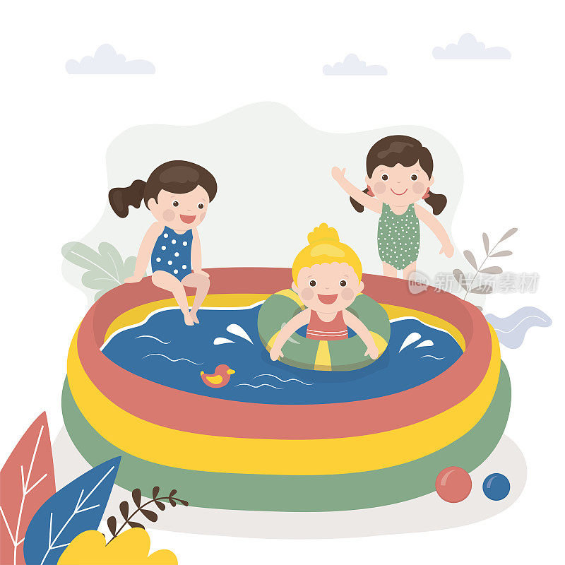 快乐的女孩在小充气池里玩耍和游泳。夏天的时候，活跃在水中游戏。穿着泳装的学龄前儿童。童年,娱乐。运动，活跃的游戏。