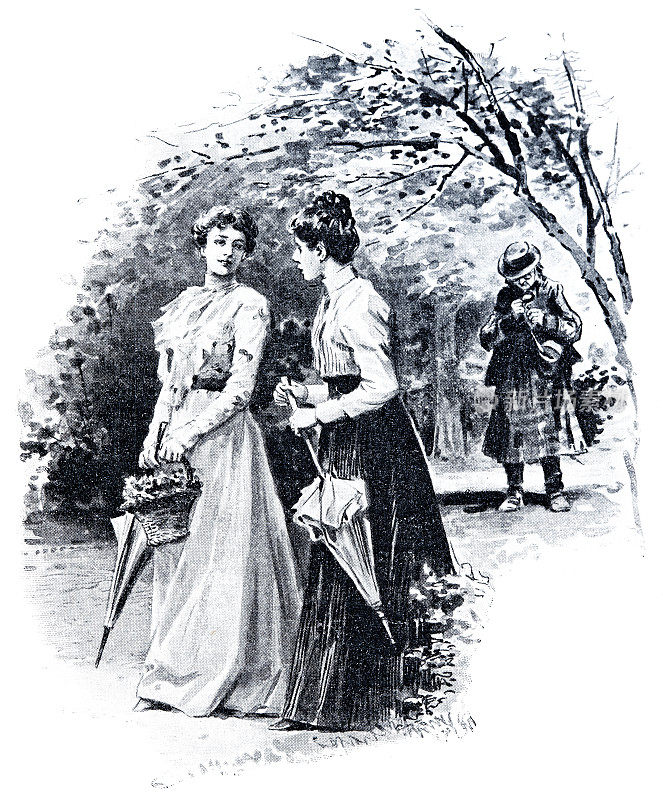 两个女人在公园里散步