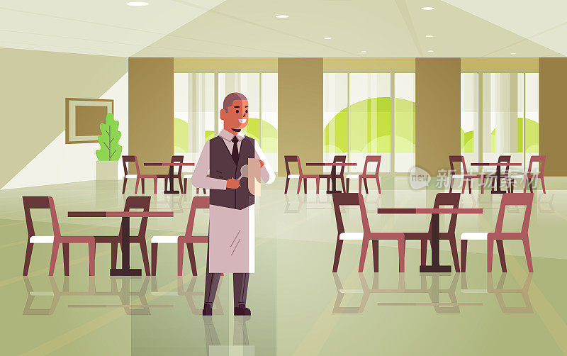 专业的服务员用毛巾擦拭酒杯，男餐厅工作人员在统一的现代咖啡厅内部平展，全长水平