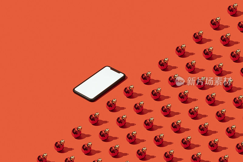 智能手机模型，模板与圣诞球重复平放在红色背景