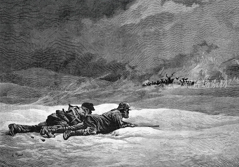 冬天打猎，两个男人在雪地里爬向鹿