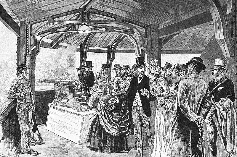 1889年的巴黎世博会，埃菲尔铁塔第三站台上鸣炮致敬