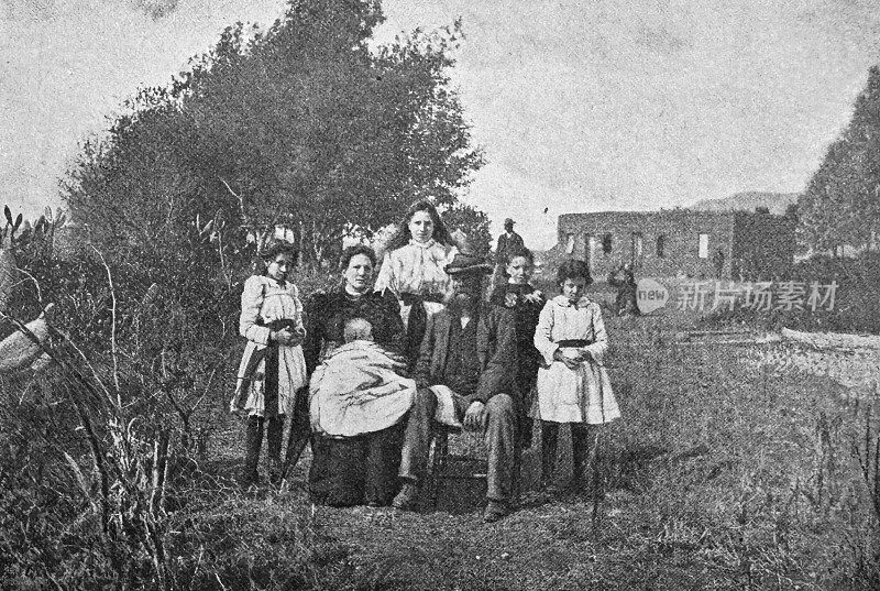 一个南非家庭，6个孩子，在草地上坐着站着