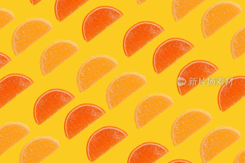 微距照片的多色果酱果冻糖果。用柠檬和橙子片做成的橘子酱甜点。果冻糖果的甜度是黄色和橙色的。