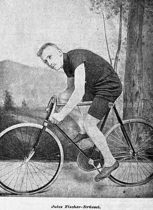 比利时自行车手朱尔斯・费舍尔坐在他的赛车上，弯着腰趴在车把上