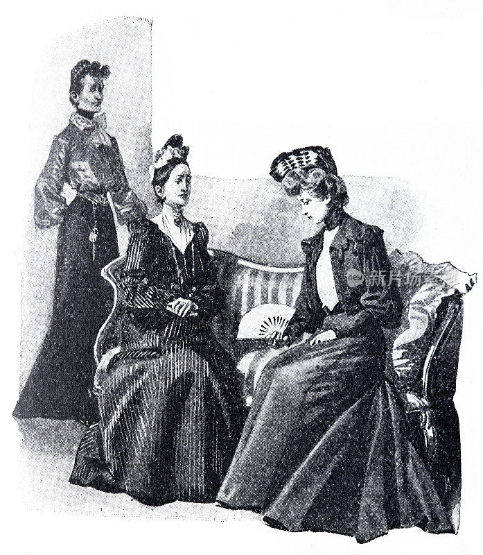 两个女人在沙发上聊天