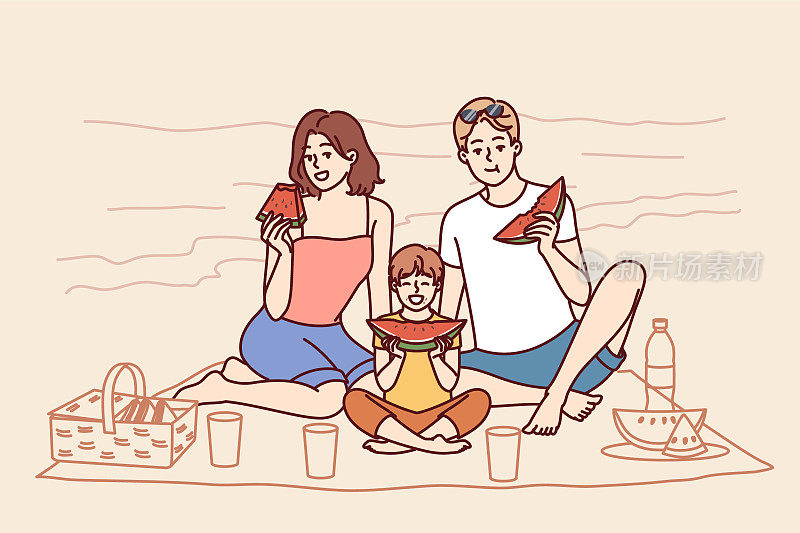 在炎热的夏天，一家人坐在海边，吃西瓜，在阳光明媚的海滩上放松