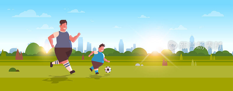肥胖超重的父亲和肥胖的儿子踢足球超过大小的家庭在公园的绿色草坪上玩减肥活动概念水平的景观背景全长
