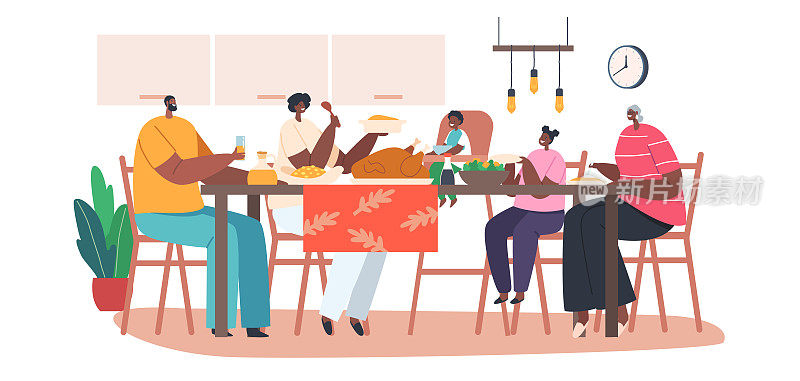 快乐的现代非洲家庭角色的母亲，父亲，奶奶和小孩有晚餐周围的桌子与食物